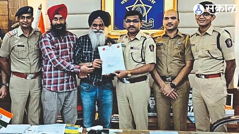 Superintendent of Police Shrikant Dhivare returning proceeds of GST stolen to businessman Bajwa from Punjab.