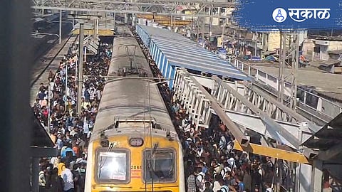 passengers oppose over badlapur railway station platform no 1 close railway
