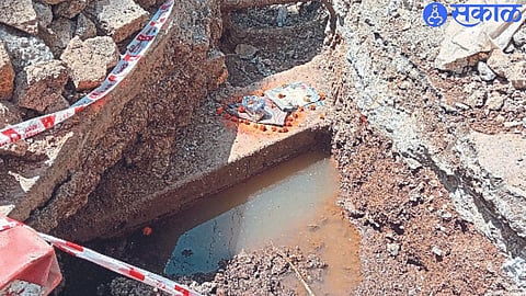 Puja was performed on the exposed part of Madhali Holi Rahadi found during pipeline digging.