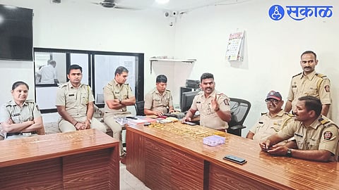 Police officers and staff while giving Panchnama of the gold ornaments and cash found in the bag to the concerned