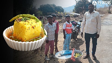 Chandan Singh Rajput selling dhokla on the roadside.
