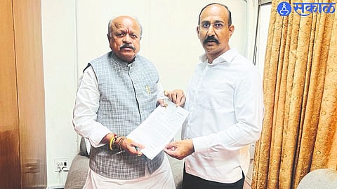 Kunal Patil giving a statement to Suresh Khade on pot allocation issue.