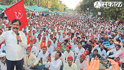 In the Mahamukkam movement of CPI(M) and Kisan Sabha, which has been going on for six days in front of the Collectorate, the meeting held on Saturday evening was halted.