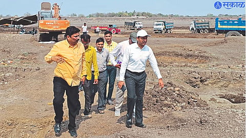 District Collector Abhinav Goyal inspecting the silt removal work in Nakane Lake.