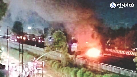 Potato truck caught fire on flyover in Lekhanagar.
