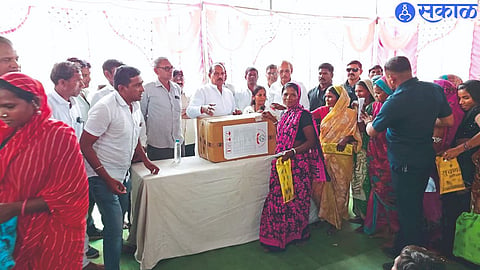 While distributing pots in Nandarkheda, Torkheda, Sarangkheda in Shahada taluka, Minister Dr. Vijayakumar gavit .