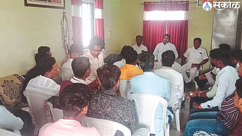 District President Anil Wagh while guiding the meeting of MNS chief office bearers. Officials present in front.