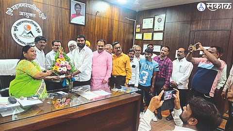 felicitated Commissioner and Administrator Amita Dagade Patil for passing resolution to change reservation of colony land.