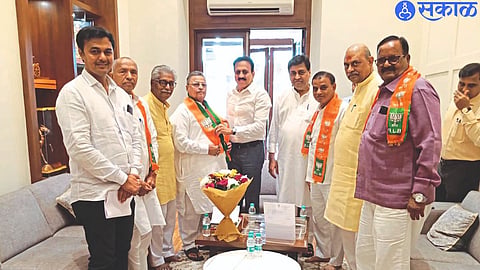 Rural Development Minister Girish Mahajan While welcoming Former Congress Secretary D. G. Patil 