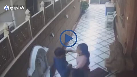 mother and daughter fight back against two armed robbers who enter their residence to rob Video goes Viral  