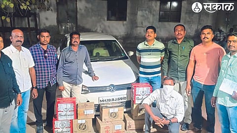 Foreign liquor stock seized along with car from Mhasrul area. including the Special Squad of the City Crime Branch.