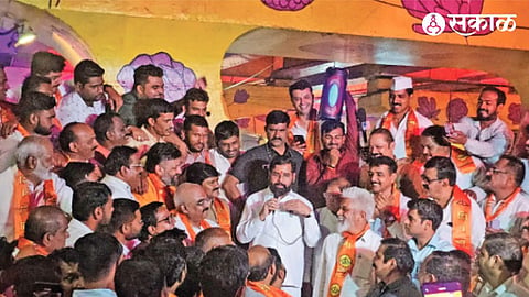 hemant Godse supporters stage show in Thane with cm shinde