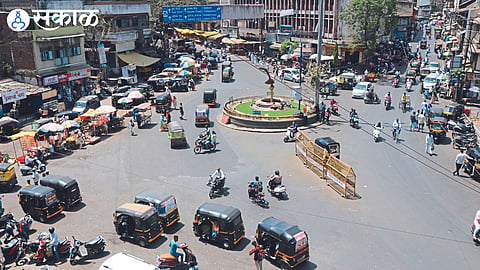 rickshaws and vehicles parked on the street waiting for passengers at ravivar karanaja