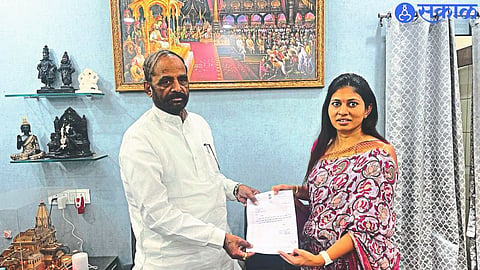 MP Raksha Khadse giving a statement to Hansraj Ahir, Chairman, National Commission for Backward Classes.