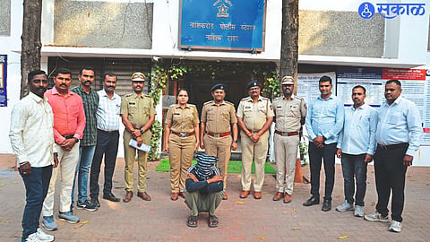 Deputy Commissioner of Police Monika Raut, Assistant Commissioner Sachin Bari, Senior Inspector Ramdas Shelke and other officials. and suspect.