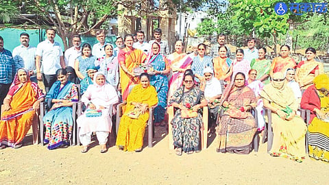 Former corporator Bharti Mali presenting a saree to the women sweepers in Ward 2 on the occasion of International Women's Day