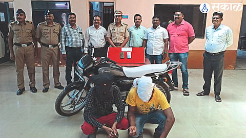 Police Inspector Dhananjay Patil of Devpur Police Station along with mobile thieves and team.