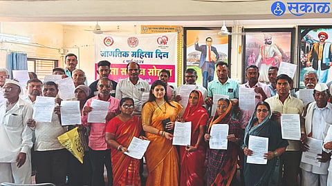 Zilla Parishad Chairperson Dharti Deore along with the beneficiary farmers during the distribution of orders for the commencement of irrigation wells. 