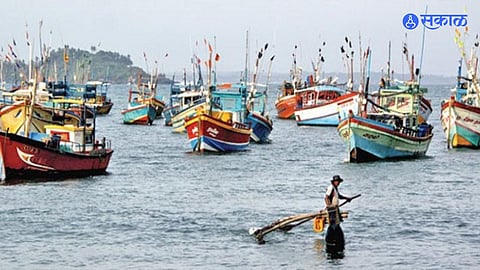 Crime News: अवैध मासेमारी करणाऱ्या १० बोटी ताब्‍यात