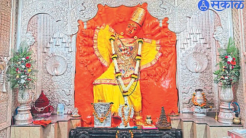 Adimayes wears a yellow colored Mahavastra and adorns it with golden ornaments.