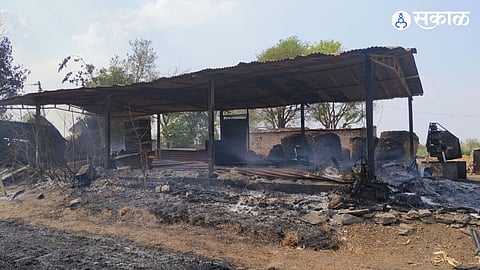 two house suddenly caught fire damage of 8 lakh rs phulambri 

