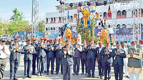 Vishwaratna Dr. On the occasion of Babasaheb Ambedkar Jayanti, ex-servicemen saluting the full-length Ambedkar statue at Jail Road on Sunday.
