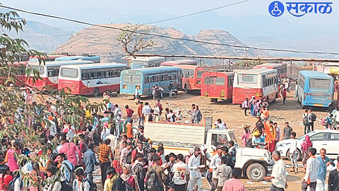 Crowds of buses and devotees in the temporary bus stand erected during Chaitrotsav at Saptshringi Fort