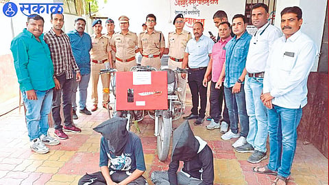 Police officers and staff present during the interrogation of the suspects along with the confiscated items from the looting gang.