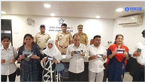 Navi Mumbai News: पोलिसांनी 50 नागरिकांना मोबाईल फोन केले परत  