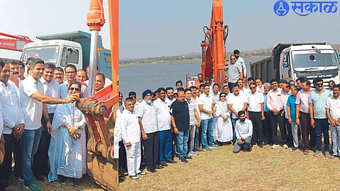 Collector Jalaj Sharma, along with Chief Engineer of Water Resources Department Prakash Misal, 