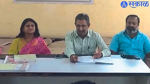 President Shrikant Beni and other office bearers while speaking in the special general meeting of the spring lecture series.
