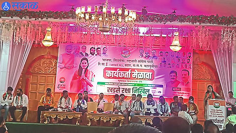 MP Raksha Khadse speaking at Mahayuti workers meeting. MLA Sanjay Savkare on the platform