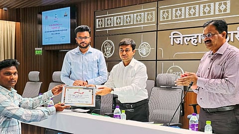 Abhinav Goyal while felicitating the agricultural assistant who has done remarkable work in the collector's office. Neighbor Vishal Narwade etc.