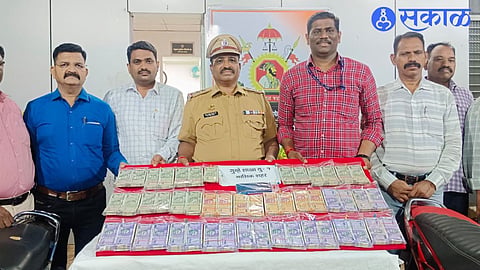 Cash recovered from the suspects while solving the crime of looting the merchant's cash. along with the team of Unit One of the City Crime Branch.