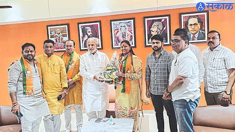 Shiv Sena leader Chandrakant Raghuvanshi felicitating Mahayuti candidate Dr. Heena Gavit during her visit.