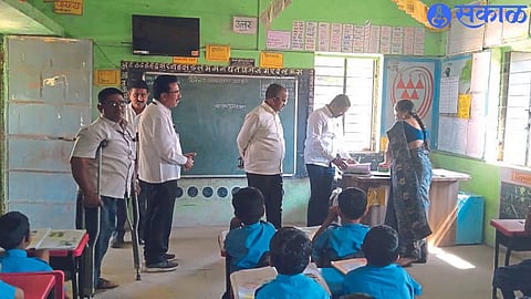 Education Officer Dr. while inspecting the school in a surprise visit to the Zilla Parishad in the district. Nitin Bachhav. Neighboring officers and teachers.