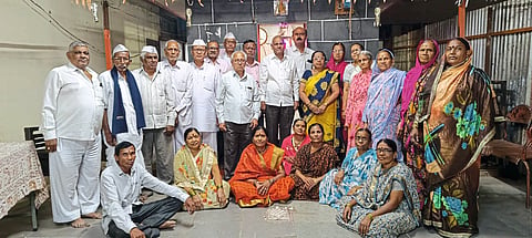 अतिक्रमणे हटवून द्या ज्येष्ठांना आधार