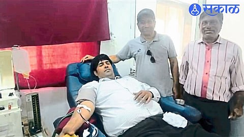Ayaz Mohsin while donating blood. Neighbor Nilesh Patil.