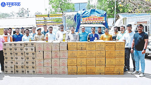 A police team with a liquor stock worth thirty one lakhs.
