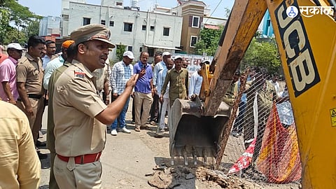 आंदोलनकर्त्यांकडे दुर्लक्ष करीत प्रशासनाने तहसीलदारांच्या आदेशान्वये ६४१ गटामधील रस्त्यावरील तारेचे कुंपन जीसीबीच्या सहाय्याने काढून बाजूला फेकले.