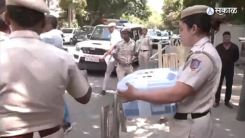 Swati Maliwal Assault Case : केजरीवालांच्या निवासस्थानातून पोलिसांनी  CCTV DVR केलं जप्त; पुरावे गोळा करुन टीम रवाना