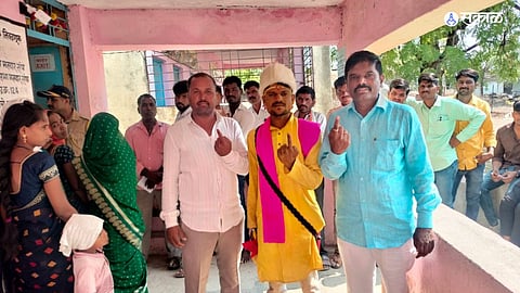 कडेठाण तांडा ता. पैठण येथील येथील नवरदेवाने सकाळी मतदान केंद्रावर आपला मतदानाचा हक्क बजावला.