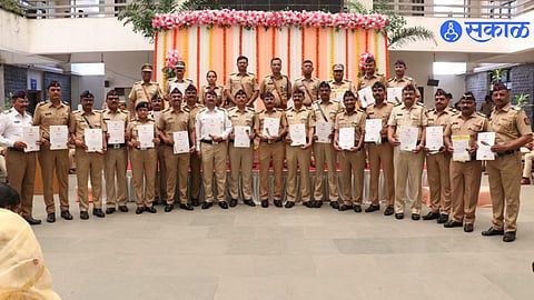 Director General with Medal Awarded Police Officers Administrators Commissioner of Police Sandeep Karnik, Deputy Commissioner Prashant Bachhav, Kiran Kumar Chavan, Monica Raut etc.