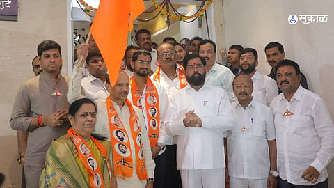 Eknath Shinde: डोंबिवलीत ठाकरे गटाला धक्का! 40 वर्ष ठाकरेंसाठी काम करणाऱ्या नेत्याचा शिंदेसेनेत प्रवेश