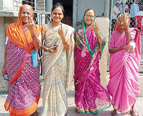 शिरोली बुद्रुक येथे मतदानाला ज्येष्ठ महिलांचा उत्स्फूर्त प्रतिसाद