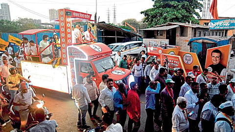 मतदारसंघातील नाक्या-नाक्यावर, चौकात, गल्लीत एलईडी स्क्रीन व्हॅनद्वारे शॉर्ट फिल्म, रील्स दाखवून वातावरण निर्मिती केली जात आहे. 