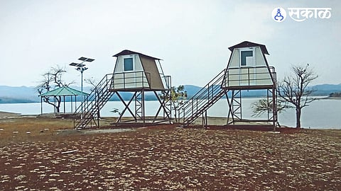 Tall fiber tents and towers erected by the forest department for tourists on the banks of the dam.