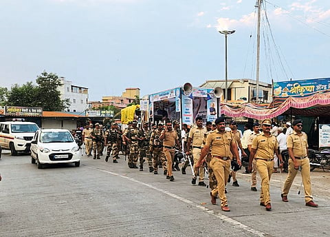 पारगावात कारखाना पोलिस ठाण्याच्या वतीने पोलिसांचे संचलन