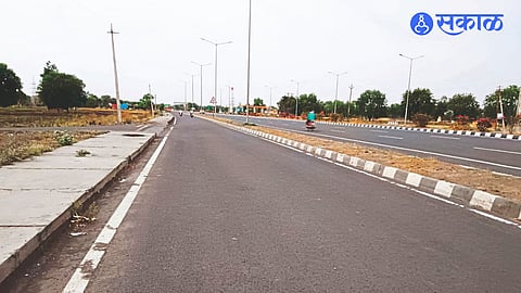 The national highway in the taluka with a bodka view without trees.