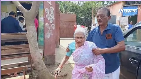 Lok Sabha Election 2024 : आयएएस अधिकारी अभिषेक टालेंच्या 84 वर्षीय वयोवृद्ध आजीनं केलं मतदान 